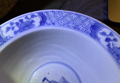 Deux bols de type klapmuts en porcelaine de Chine en bleu et blanc, Kangxi